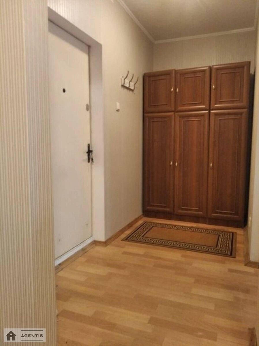 Сдам квартиру 1 комната, 45 m², 2 эт./16 этажей. 16, Урловская 16, Киев. 