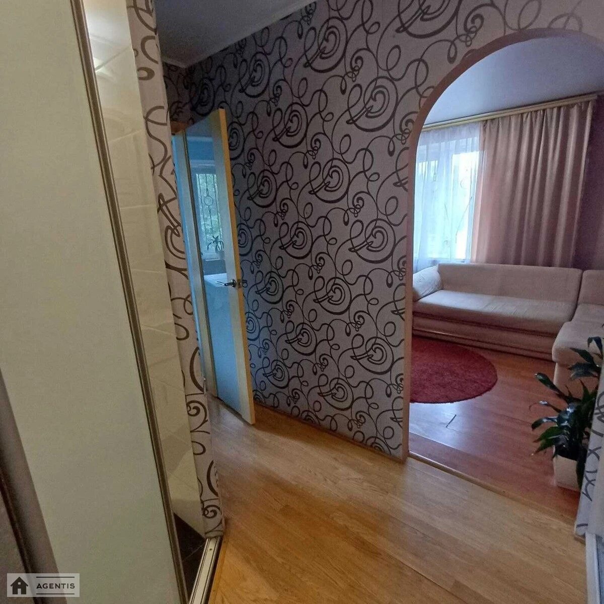 Apartment for rent 1 room, 30 m², 1st fl./5 floors. 18, Sobornosti prosp. Vozzyednannya, Kyiv. 