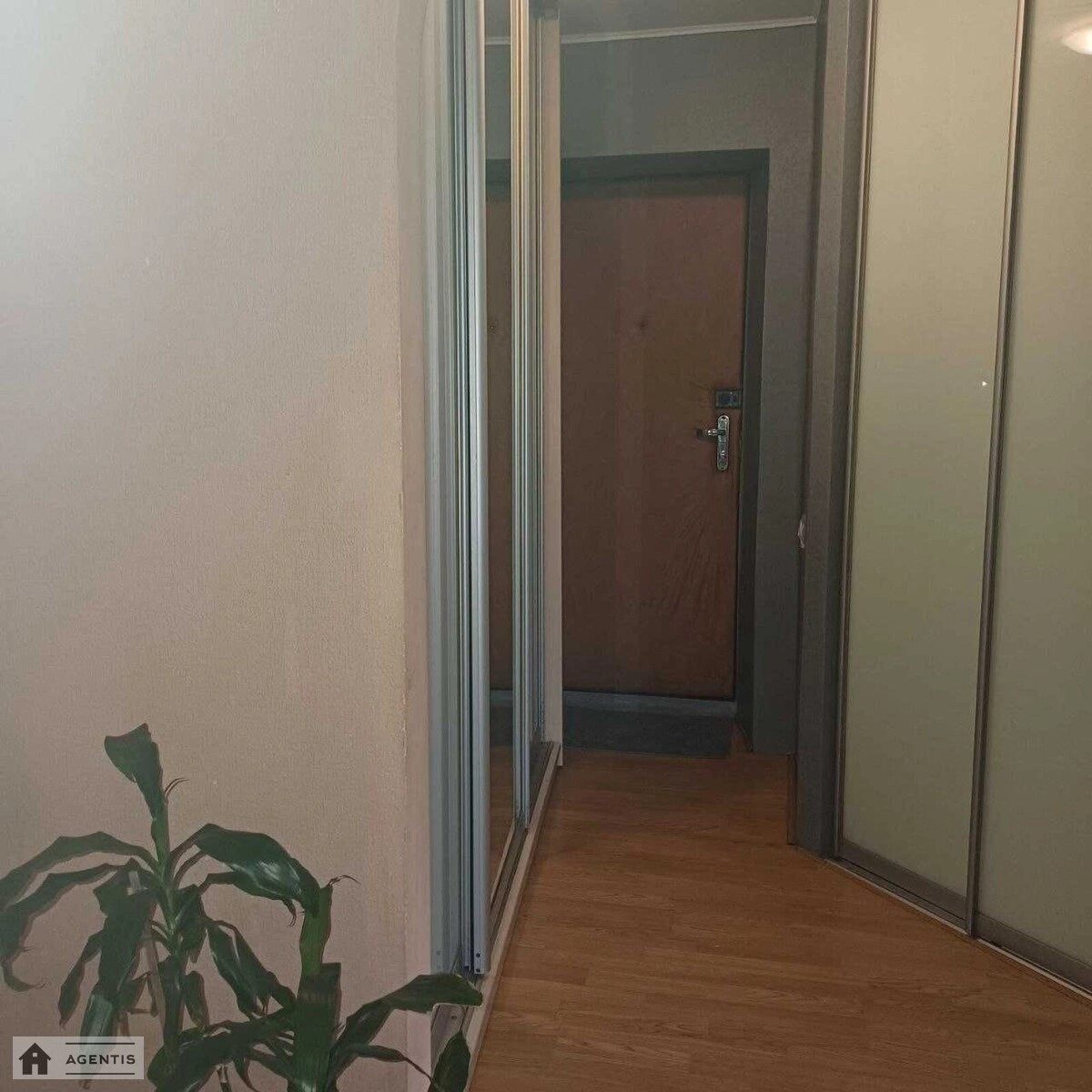 Apartment for rent 1 room, 30 m², 1st fl./5 floors. 18, Sobornosti prosp. Vozzyednannya, Kyiv. 