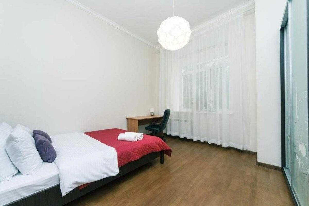 Apartment for rent 3 rooms, 100 m², 2nd fl./5 floors. 24, Antonovycha vul., Kyiv. 