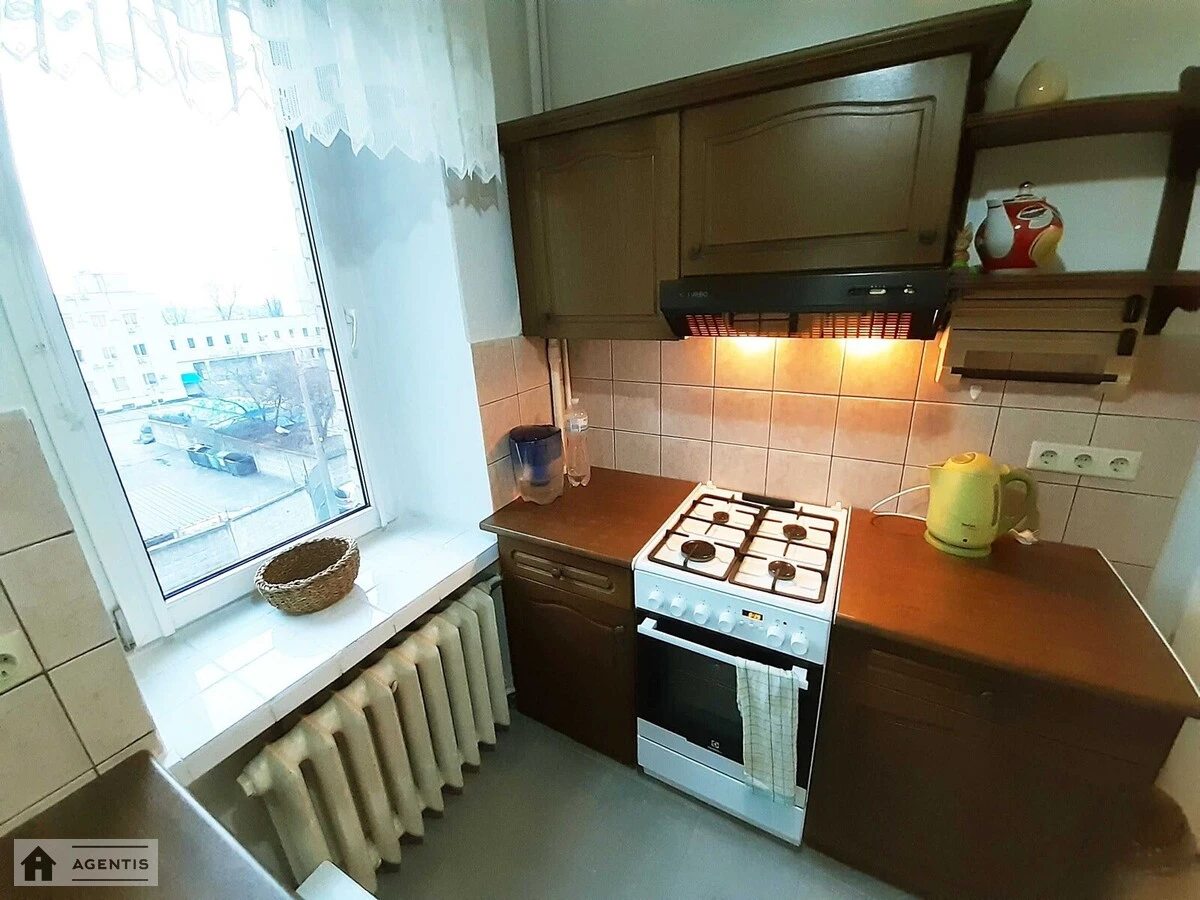 Apartment for rent 2 rooms, 64 m², 4th fl./5 floors. 3, Ivana Mazepy vul., Kyiv. 