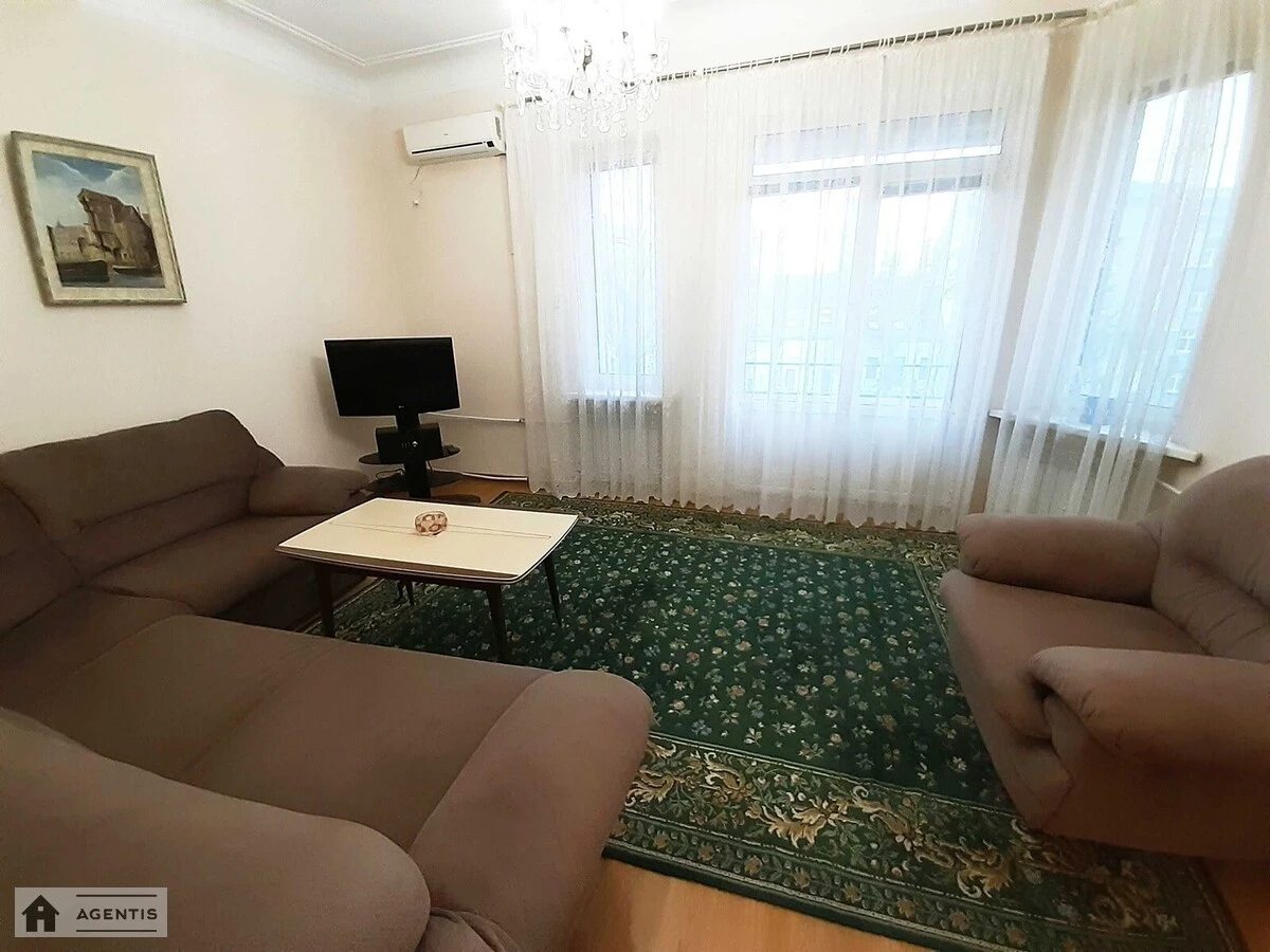 Сдам квартиру 2 комнаты, 64 m², 4 эт./5 этажей. 3, Івана Мазепи вул., Киев. 