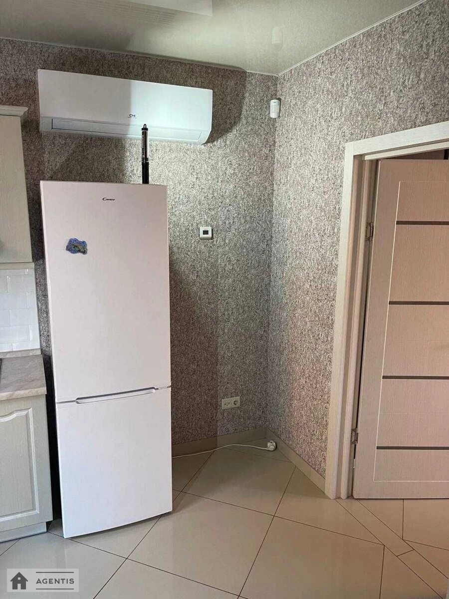 Здам квартиру 2 кімнати, 55 m², 1 пов./2 поверхи. Колекторна, Київ. 