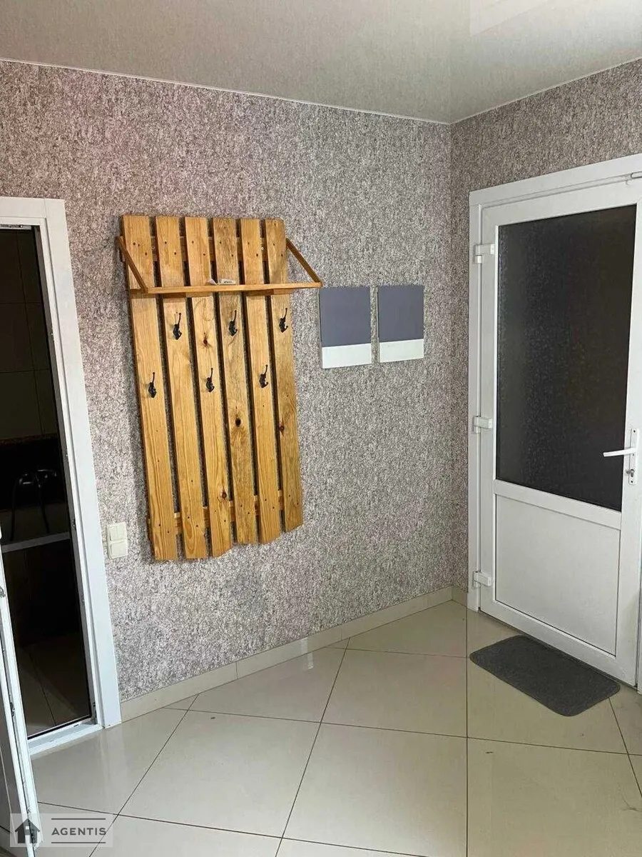 Здам квартиру 2 кімнати, 55 m², 1 пов./2 поверхи. Колекторна, Київ. 