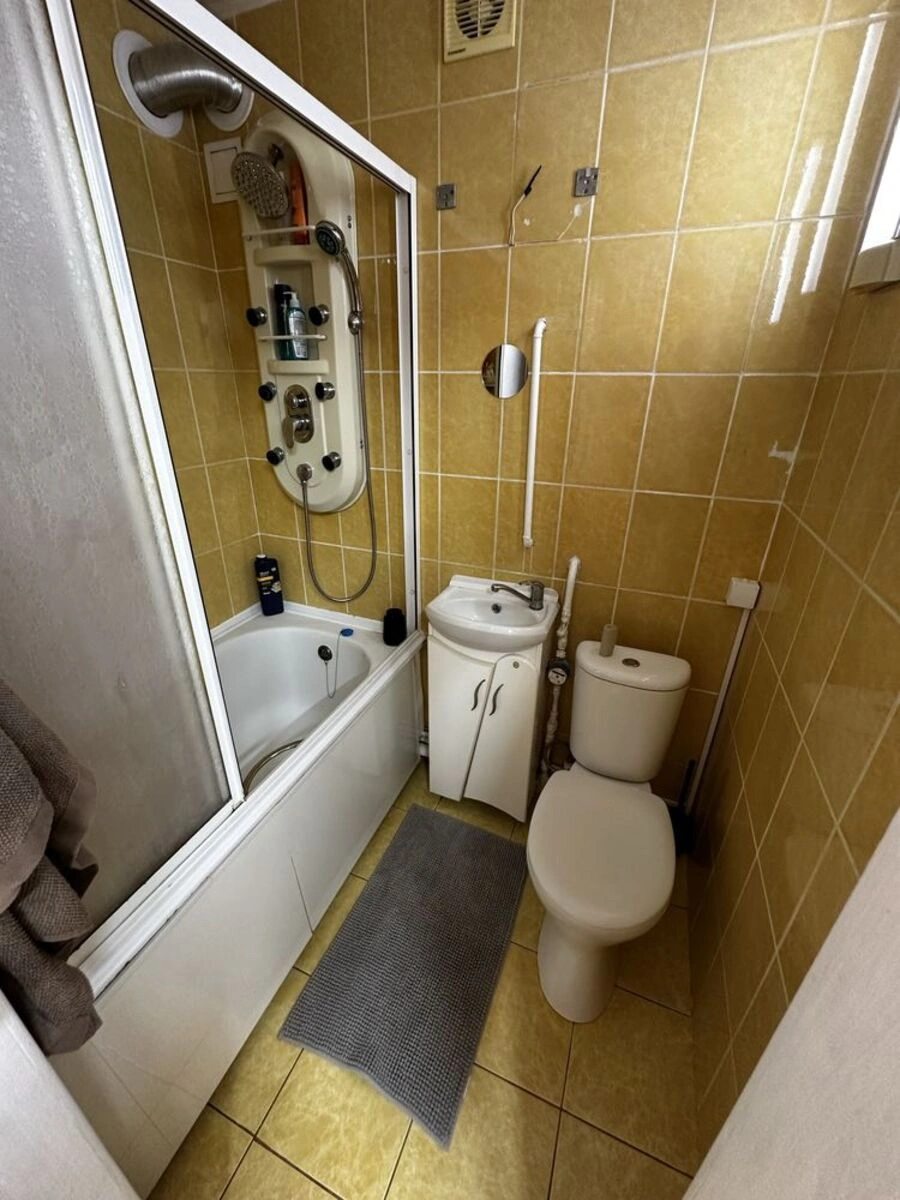 Apartments for sale 2 rooms, 43 m², 3rd fl./5 floors. Фортечний (кіровський), Kropyvnytskyy. 