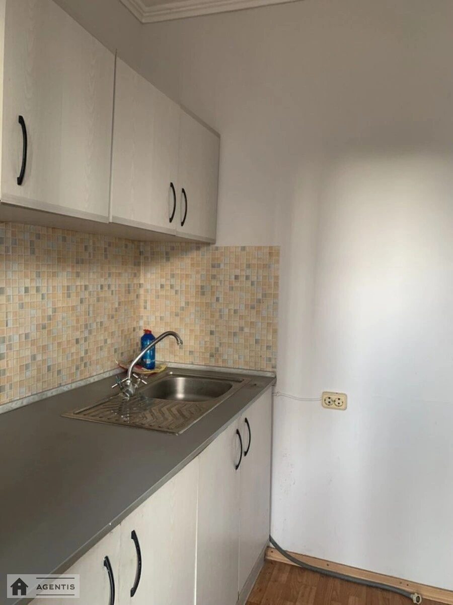 Сдам квартиру 2 комнаты, 55 m², 2 эт./14 этажей. 13, Миропольская 13, Киев. 