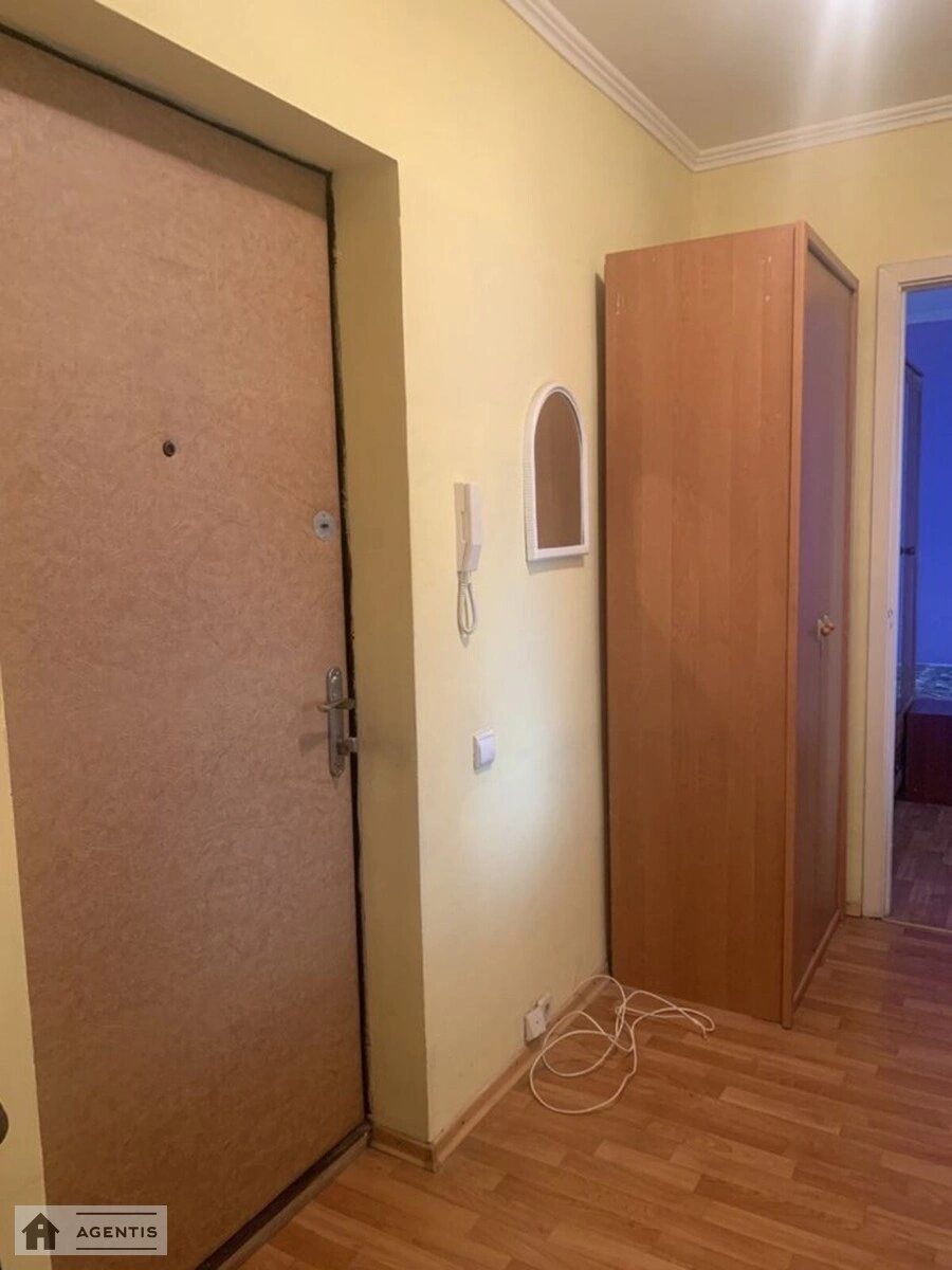 Сдам квартиру 2 комнаты, 55 m², 2 эт./14 этажей. 13, Миропольская 13, Киев. 