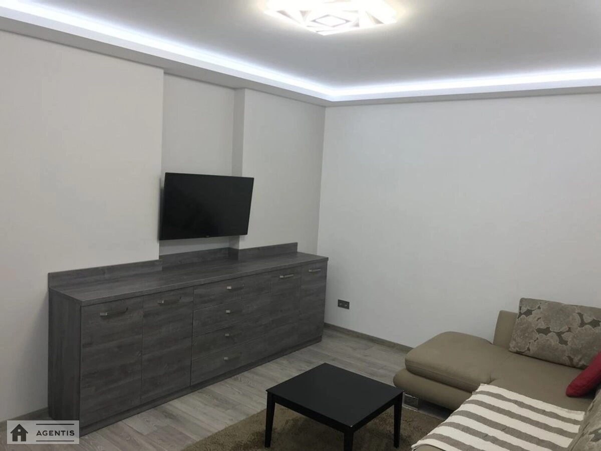 Сдам квартиру 3 комнаты, 86 m², 7 эт./25 этажей. Соломянська вул., Киев. 