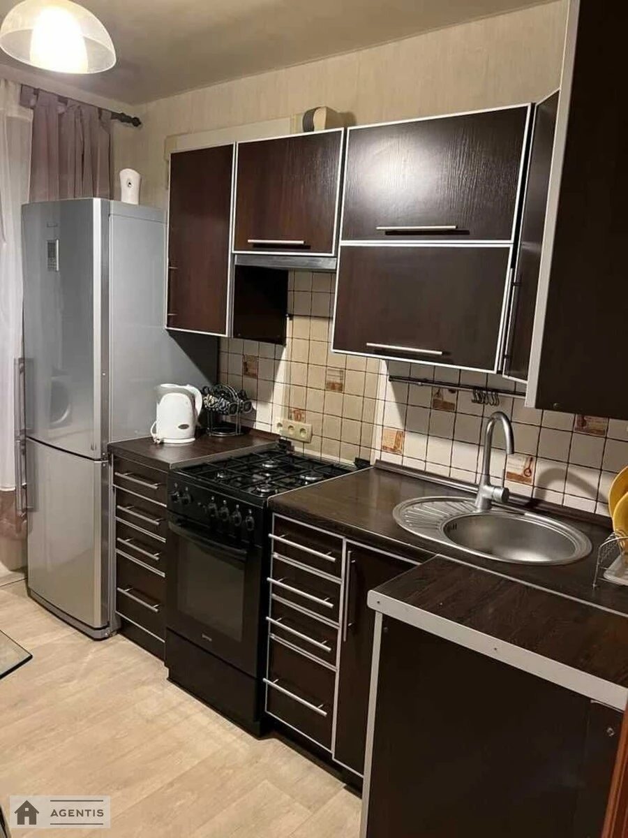 Здам квартиру 1 кімната, 38 m², 4 пов./9 поверхів. 8, Литовський 8, Київ. 