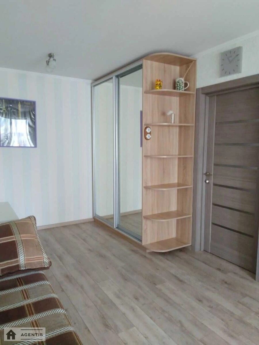 Сдам квартиру 2 комнаты, 48 m², 7 эт./12 этажей. 3, Андрія Малишка вул., Киев. 