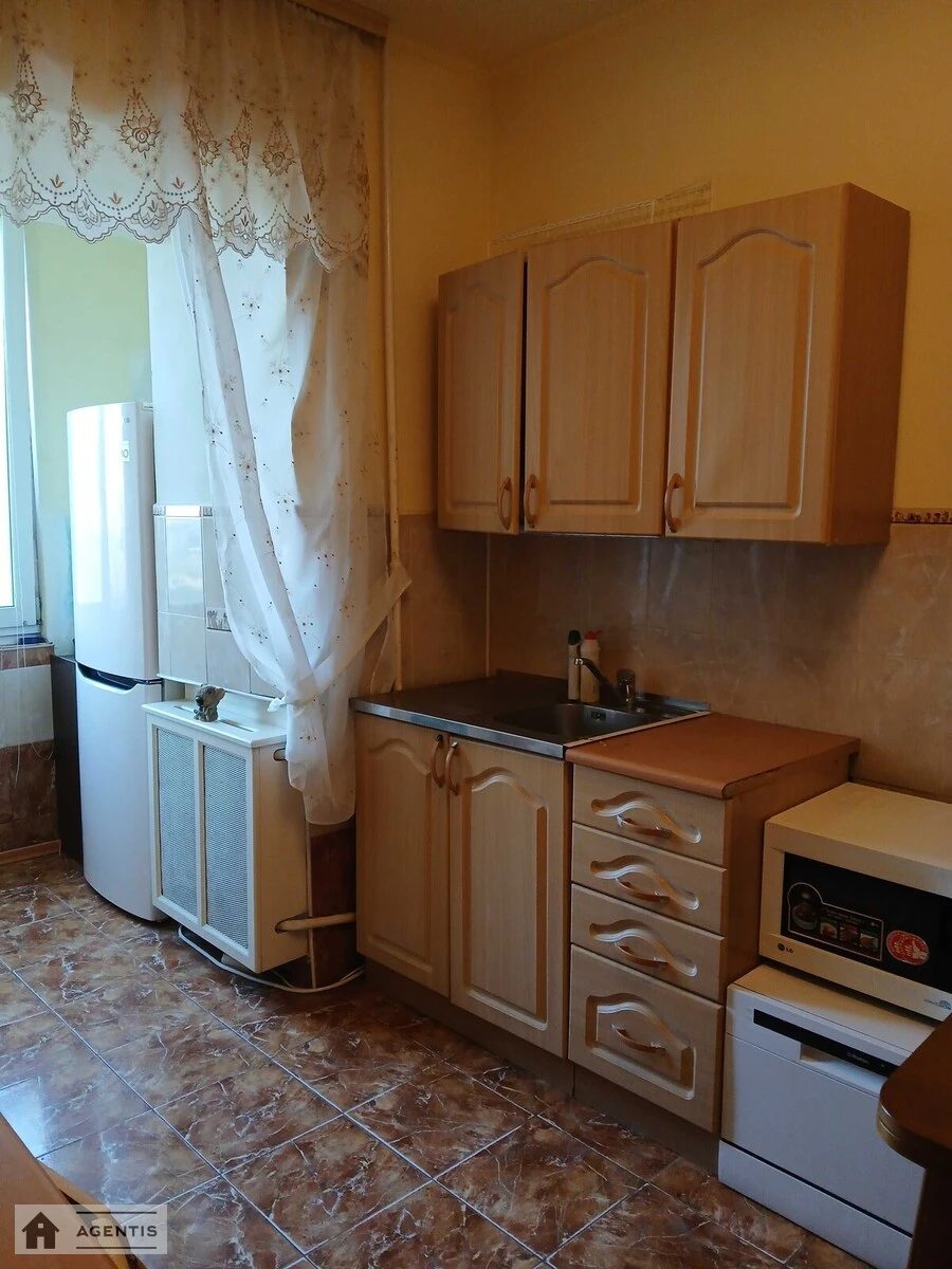 Сдам квартиру 2 комнаты, 60 m², 7 эт./16 этажей. 31, Драгоманова 31, Киев. 