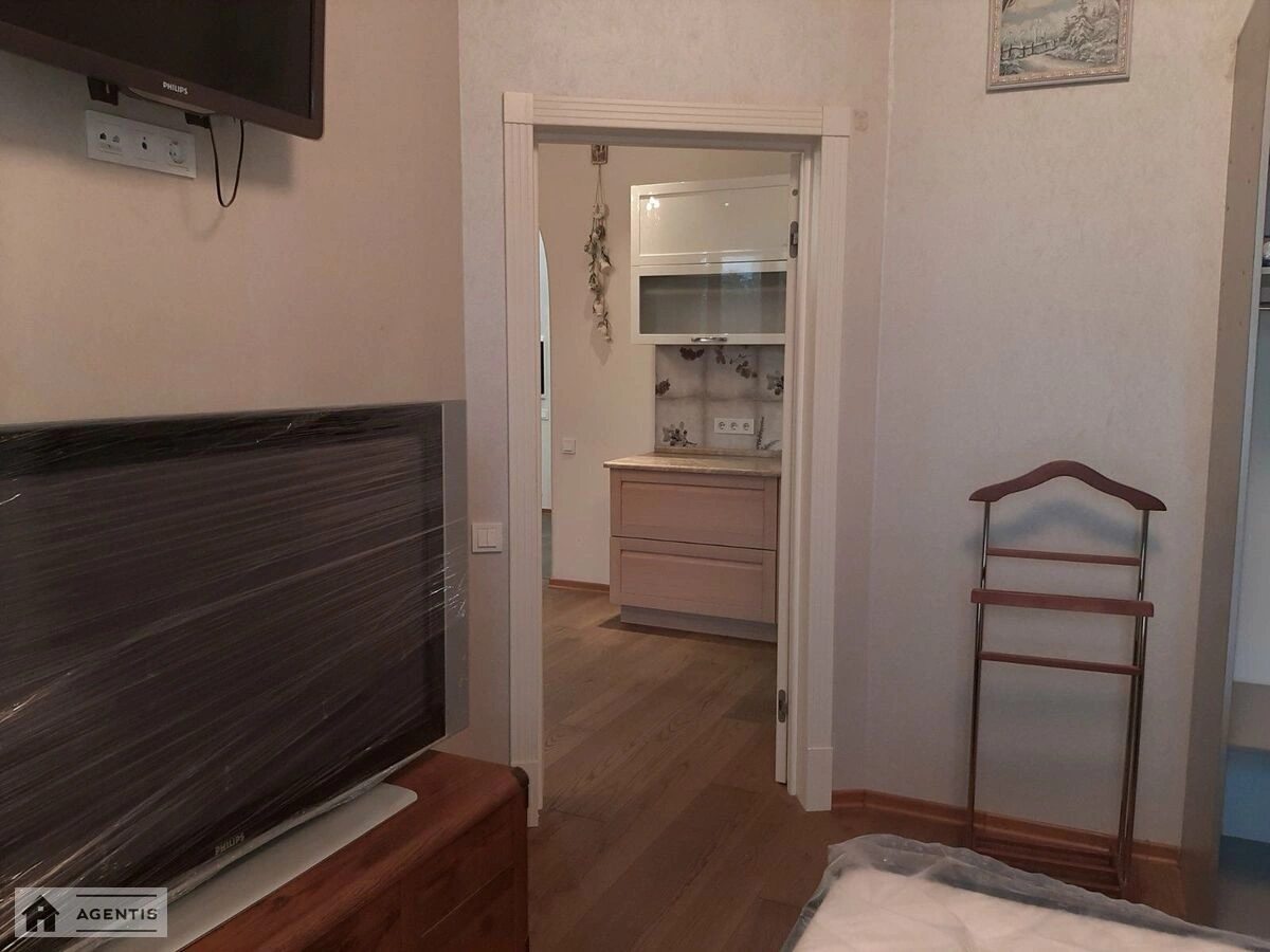 Сдам квартиру 3 комнаты, 90 m², 4 эт./17 этажей. 36, Євгена Коновальця вул. (Щорса), Киев. 