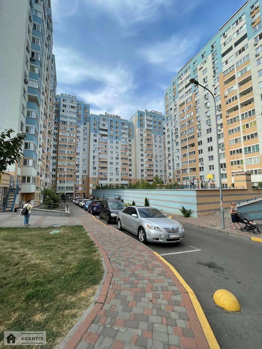 Сдам квартиру 3 комнаты, 80 m², 8 эт./19 этажей. 32, Сергія Данченка вул., Киев. 