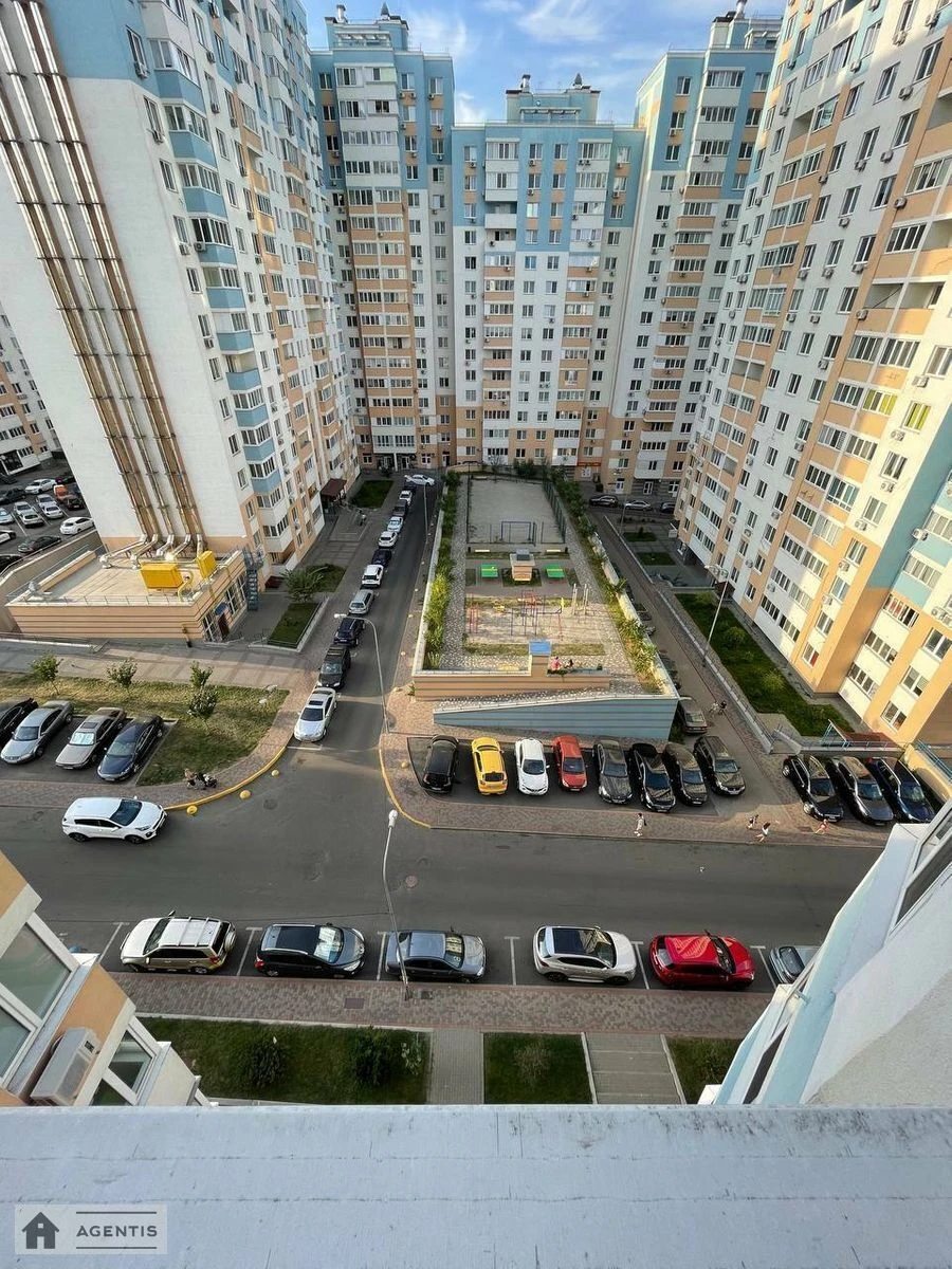 Сдам квартиру 3 комнаты, 80 m², 8 эт./19 этажей. 32, Сергія Данченка вул., Киев. 