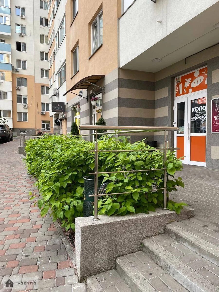 Сдам квартиру 3 комнаты, 80 m², 8 эт./19 этажей. 32, Сергія Данченка вул., Киев. 