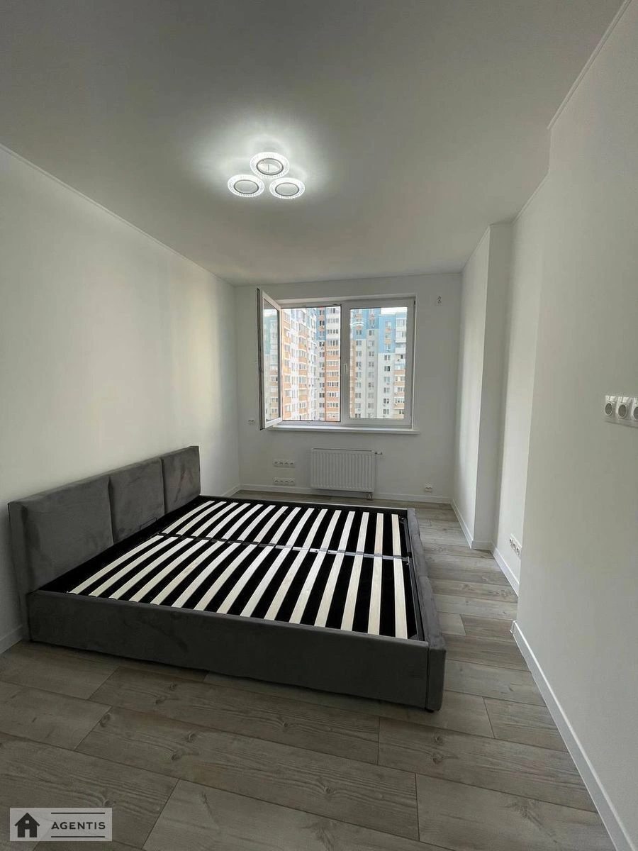 Apartment for rent 3 rooms, 80 m², 8th fl./19 floors. 32, Serhiya Danchenka vul., Kyiv. 