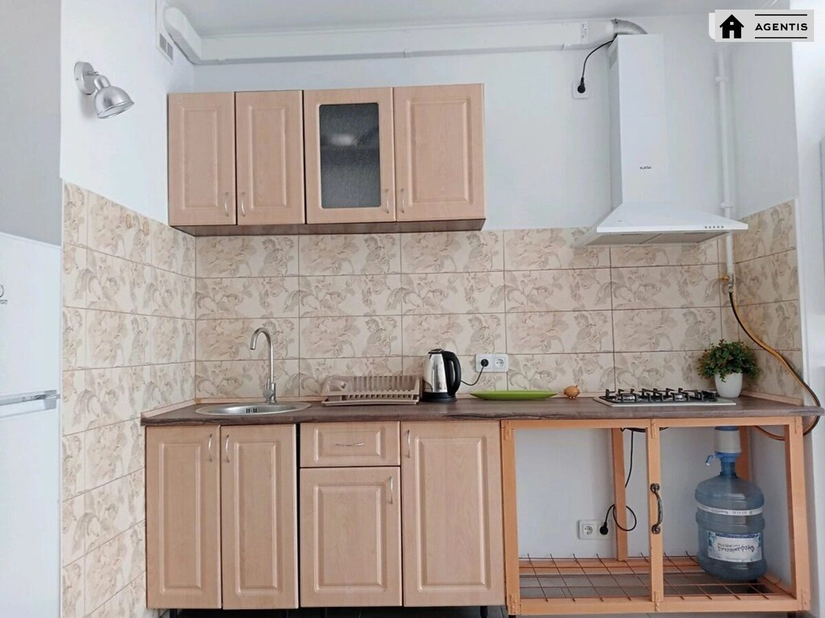 Apartment for rent 1 room, 30 m², 4th fl./11 floors. 19, Tsentralna vul., Kyiv. 