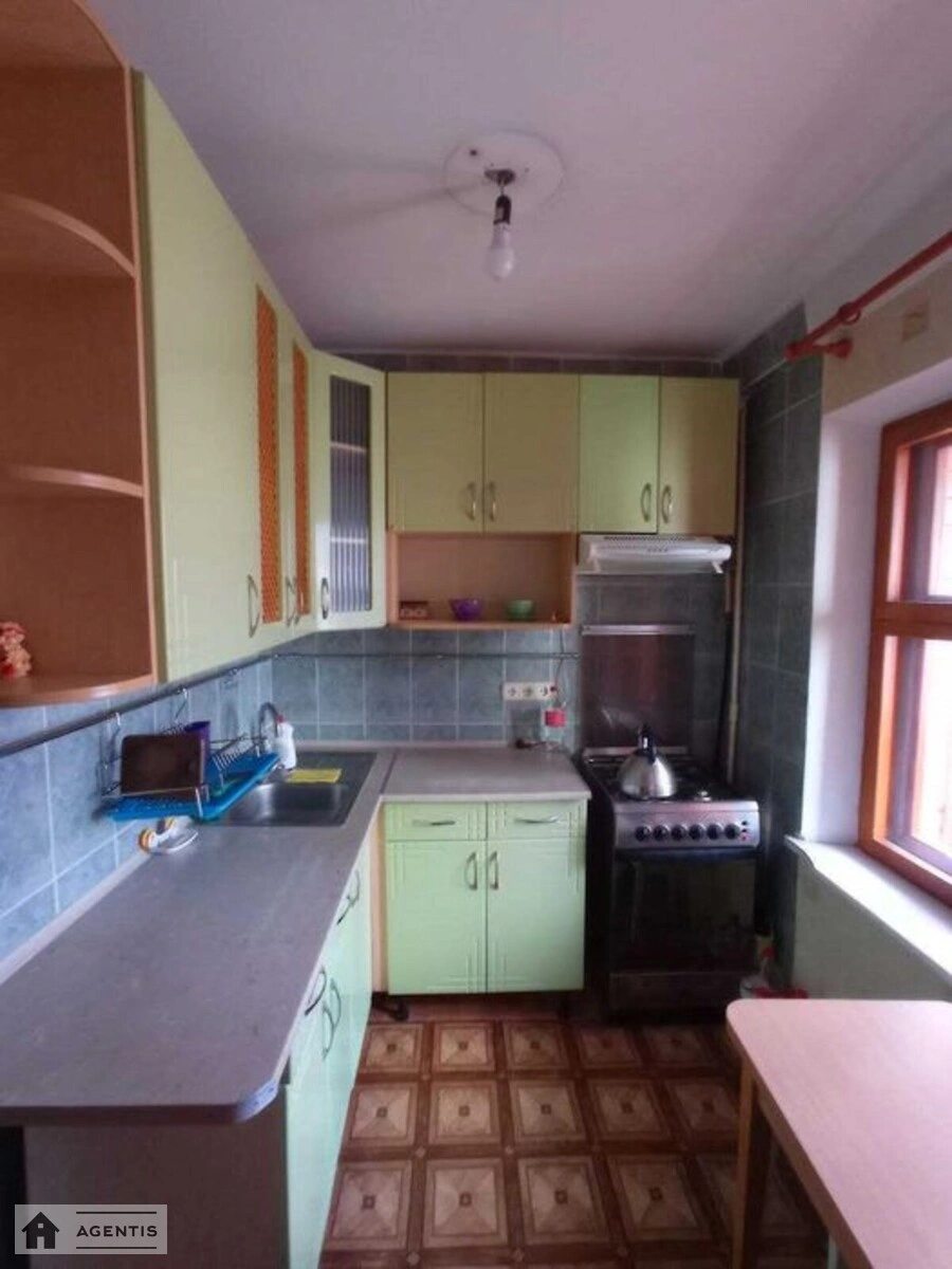 Здам квартиру 1 кімната, 32 m², 4 пов./10 поверхів. Правди, Київ. 