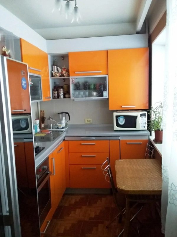 Apartments for sale. 3 rooms, 56 m², 1st floor/5 floors. Kv-l Metallurh, Makiyivka. 