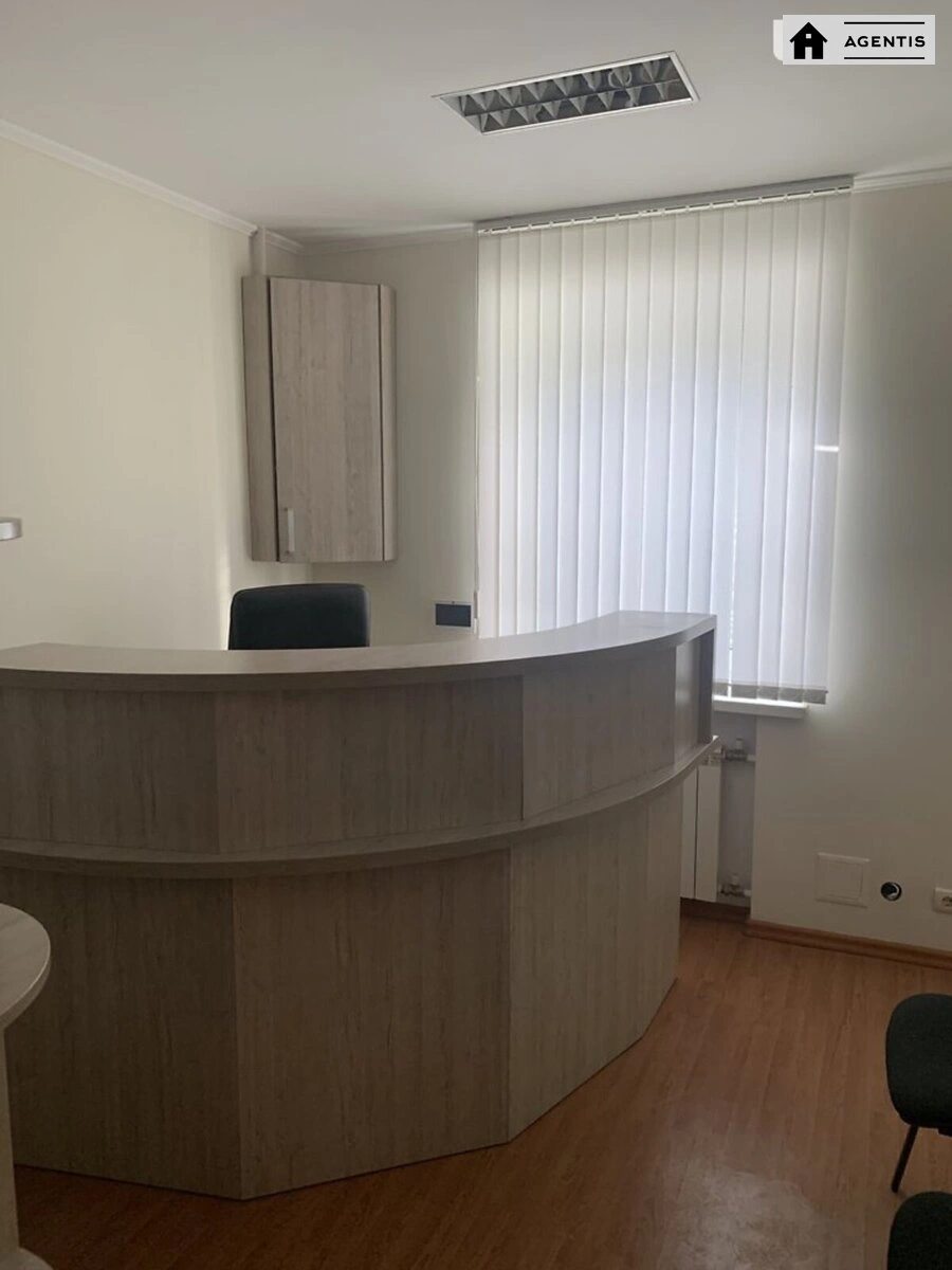 Apartment for rent. 4 rooms, 70 m², 1st floor/10 floors. 42, Dragomanova 42, Kyiv. 