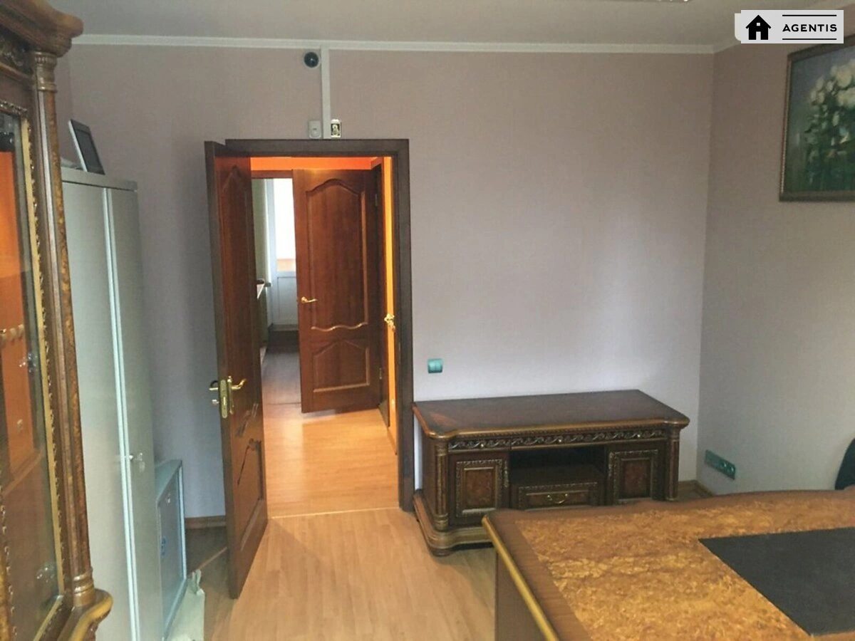 Apartment for rent. 4 rooms, 70 m², 1st floor/10 floors. 42, Dragomanova 42, Kyiv. 