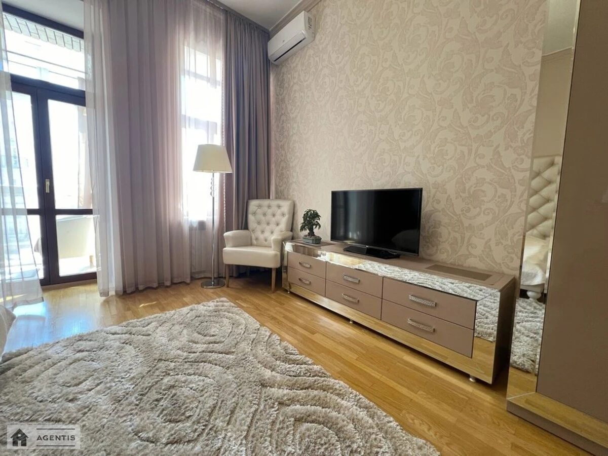 Apartment for rent. 3 rooms, 120 m², 3rd floor/5 floors. Velyka Vaselkivska, Kyiv. 