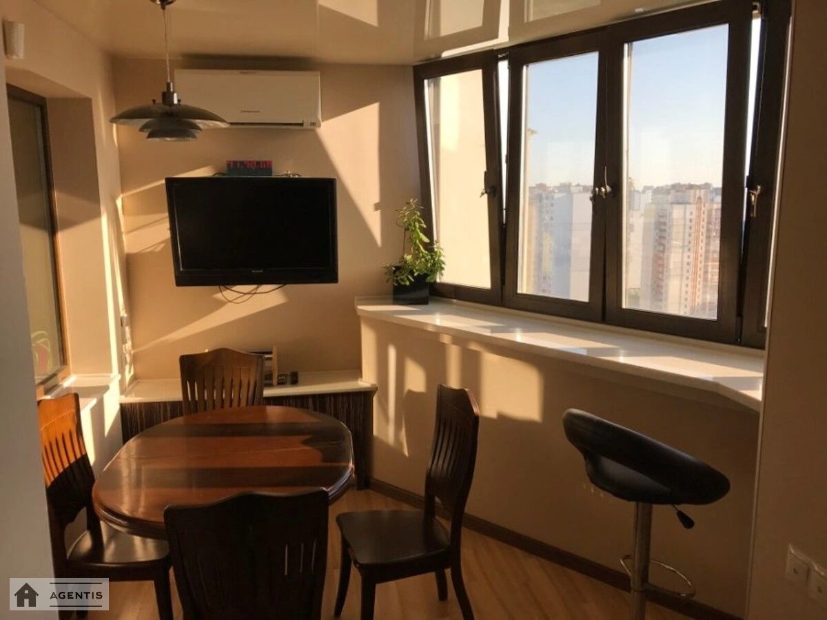 Apartment for rent. 4 rooms, 110 m², 19 floor/22 floors. Dragomanova, Kyiv. 