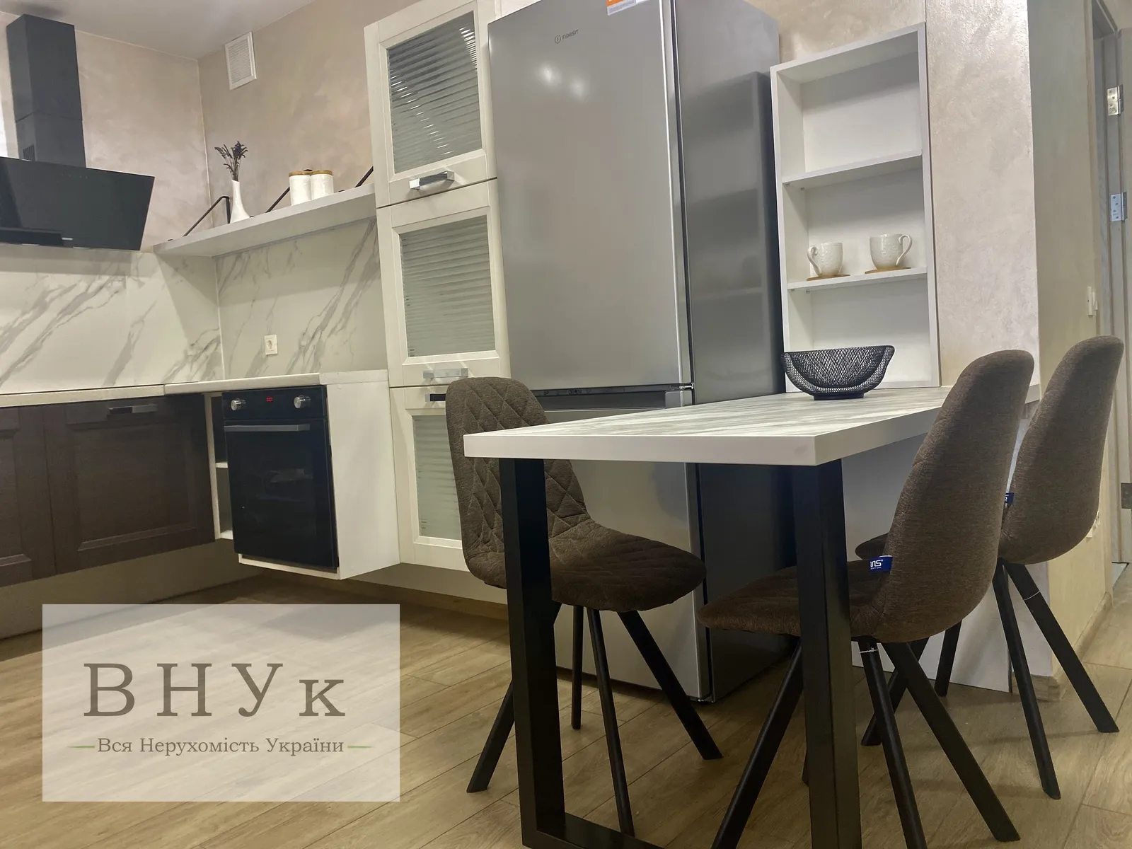 Apartments for sale. 2 rooms, 70 m², 3rd floor/10 floors. Kyyivska vul., Ternopil. 