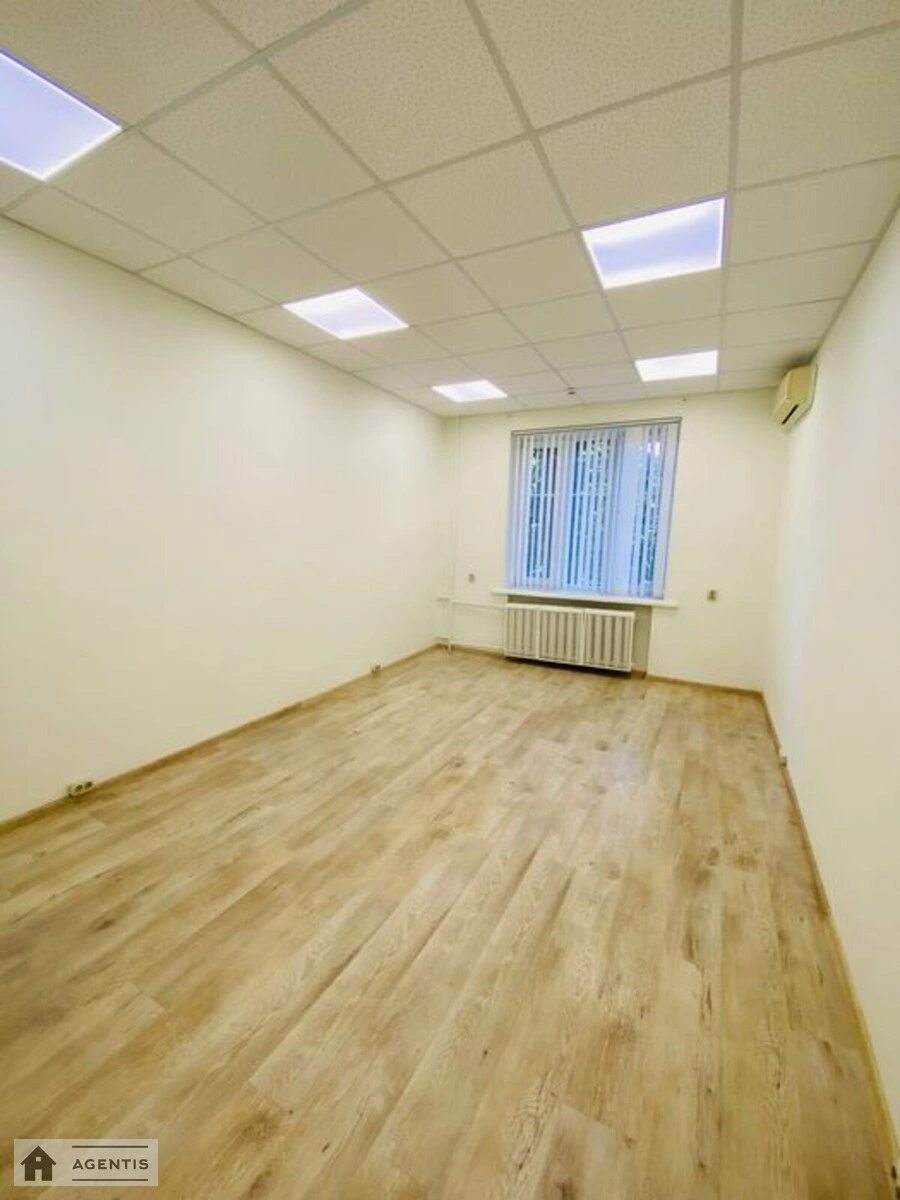 Apartment for rent. 3 rooms, 100 m², 1st floor/5 floors. Mykoly Mikhnovskoho bulv. Druzhby Narodiv, Kyiv. 