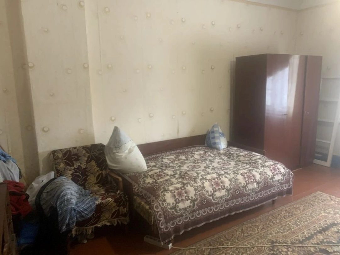 Part of a residential building for sale. 2 rooms, 67 m², 1 floor. Ozerna. 