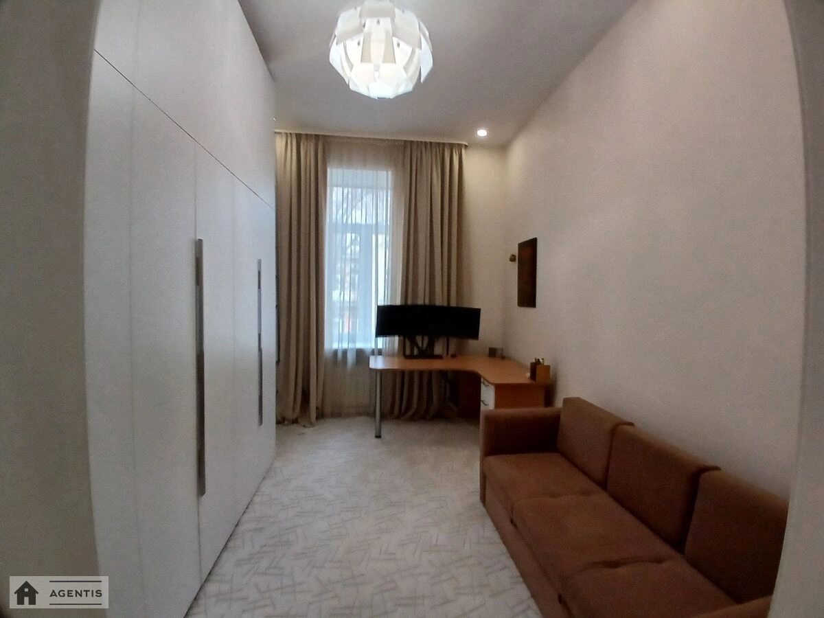 Сдам квартиру. 3 rooms, 100 m², 4th floor/4 floors. 10, Сечевых Стрельцов 10, Киев. 
