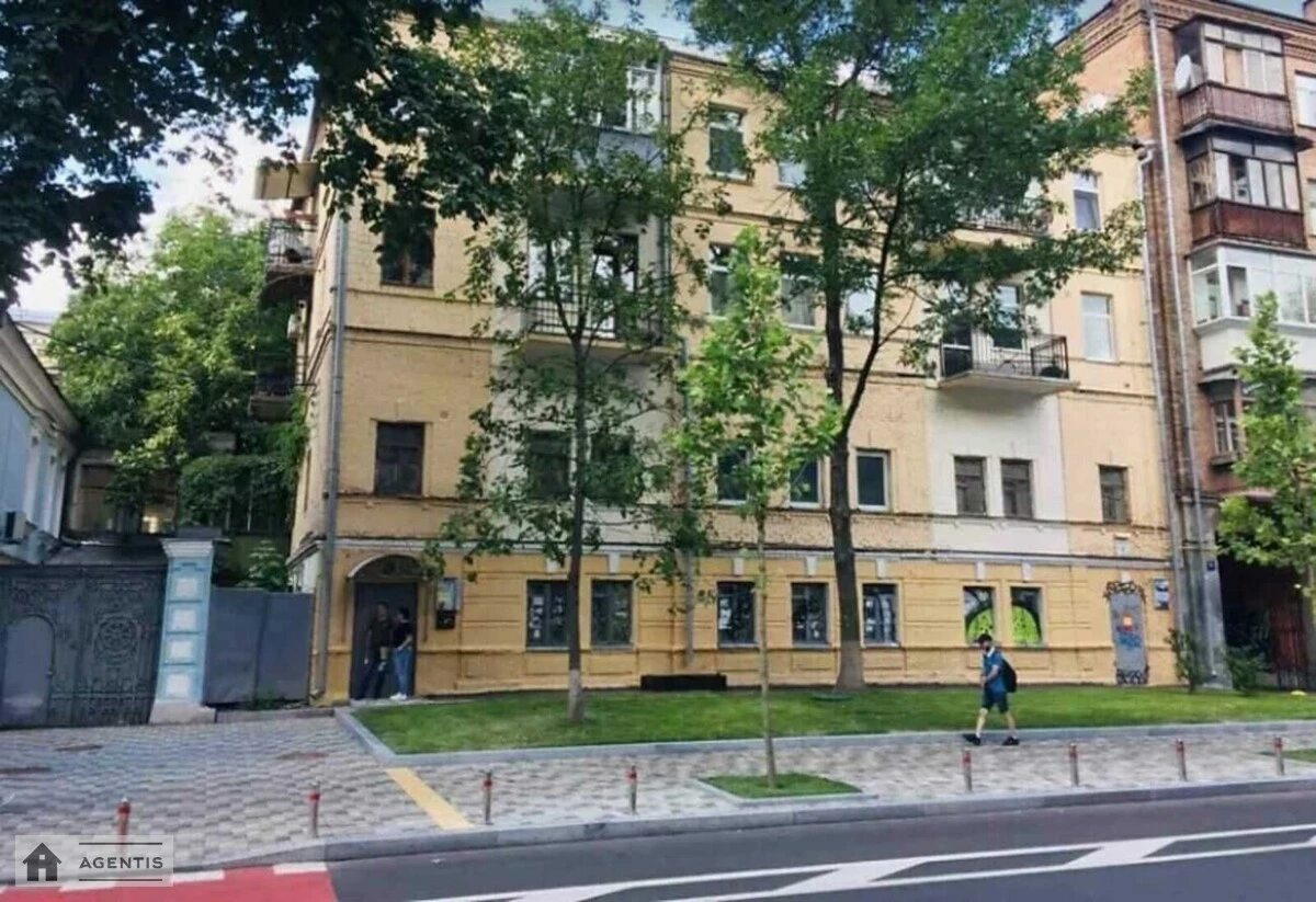 Apartment for rent. 3 rooms, 77 m², 3rd floor/4 floors. 40, Volodymyrska 40, Kyiv. 