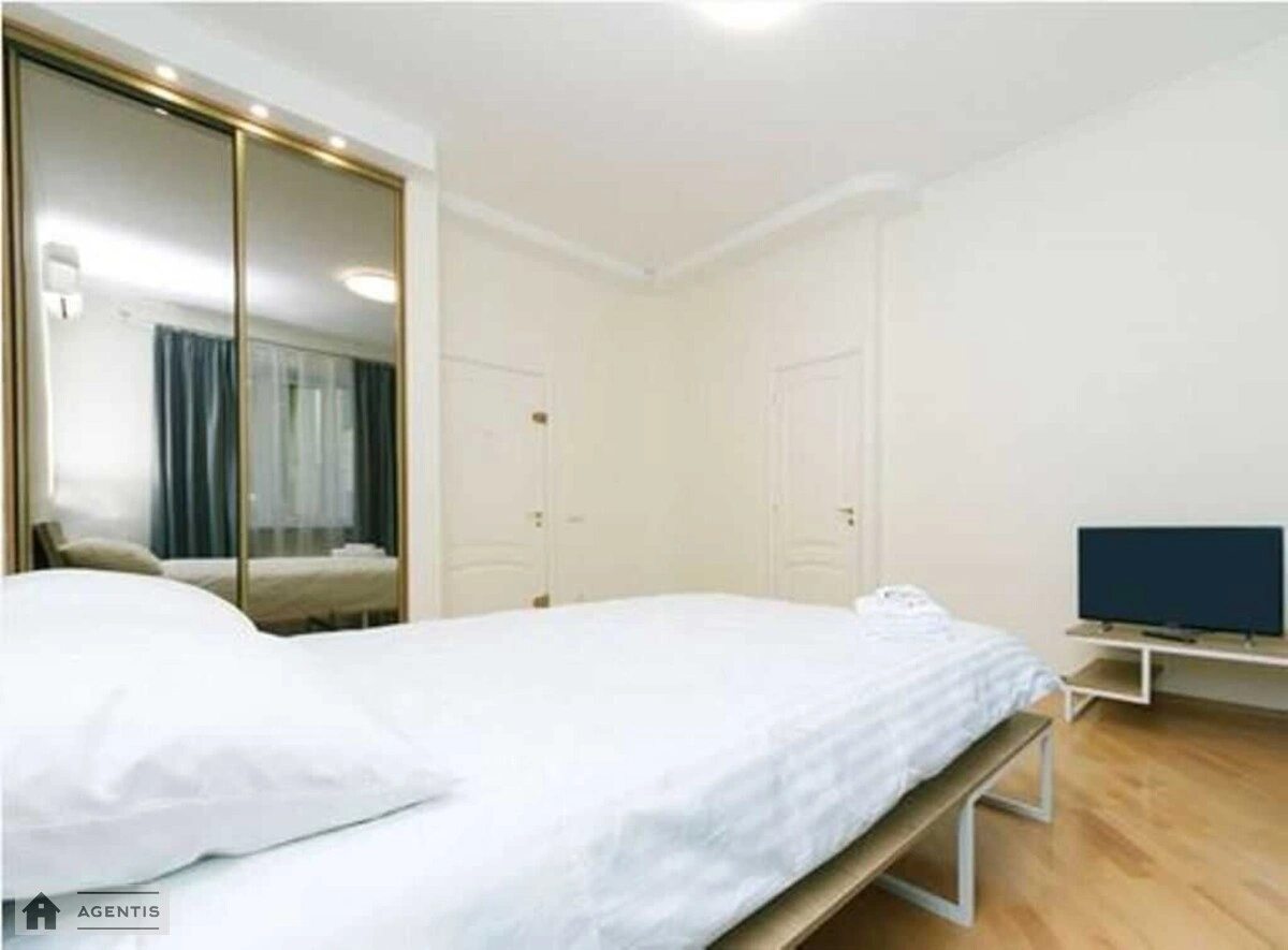 Apartment for rent. 5 rooms, 150 m², 2nd floor/5 floors. Myhaylivskiy 4, Kyiv. 