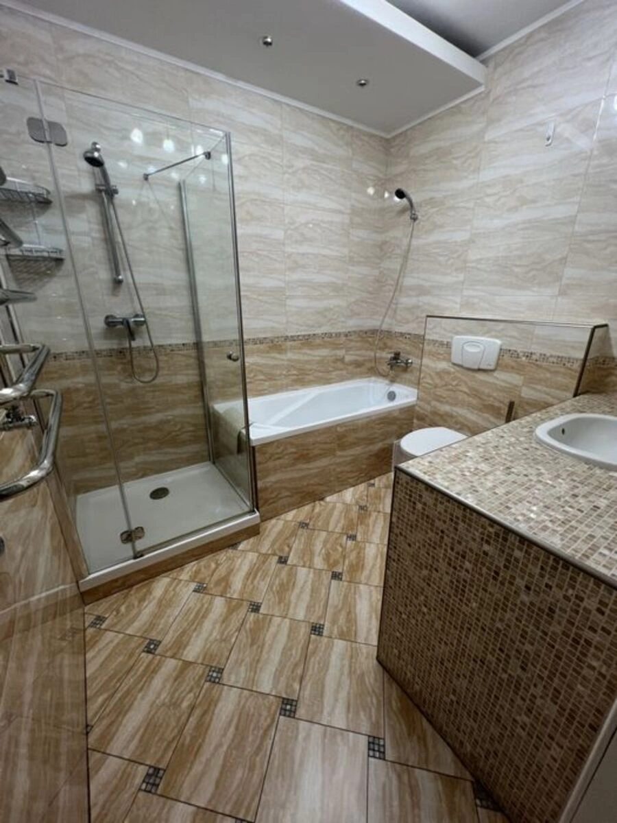Сдам квартиру. 3 rooms, 155 m², 2 floors. 12, Салютный 12, Киев. 