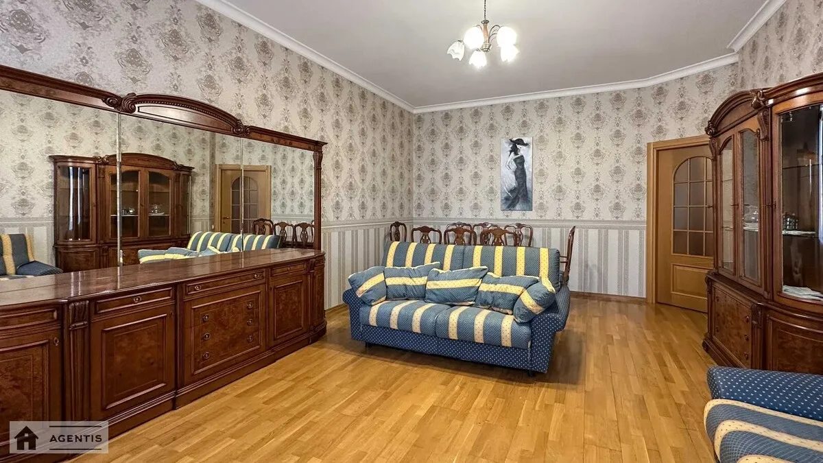 Сдам квартиру 2 комнаты, 72 m², 4 эт./6 этажей. Лютеранская 4, Киев. 