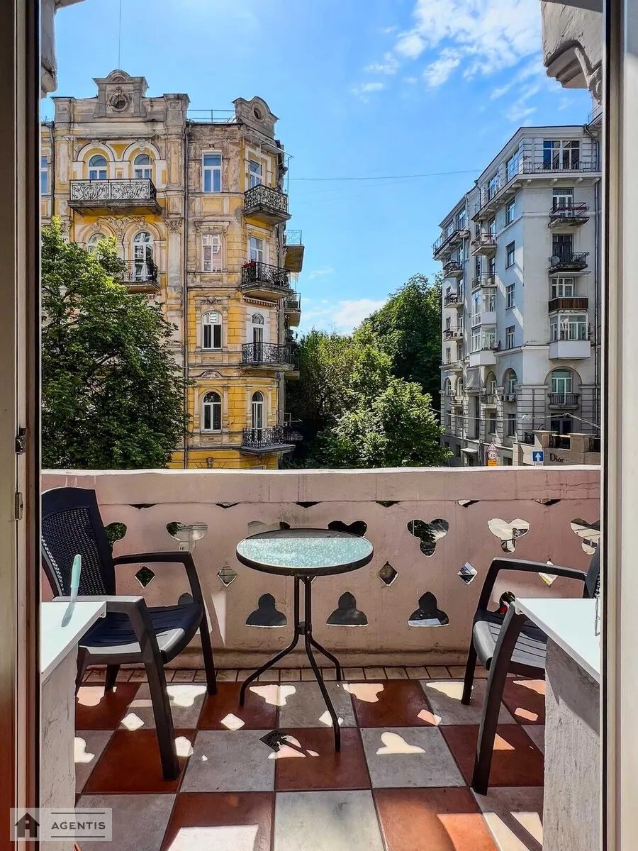 Сдам квартиру. 2 rooms, 65 m², 3rd floor/6 floors. Заньковецкой, Киев. 