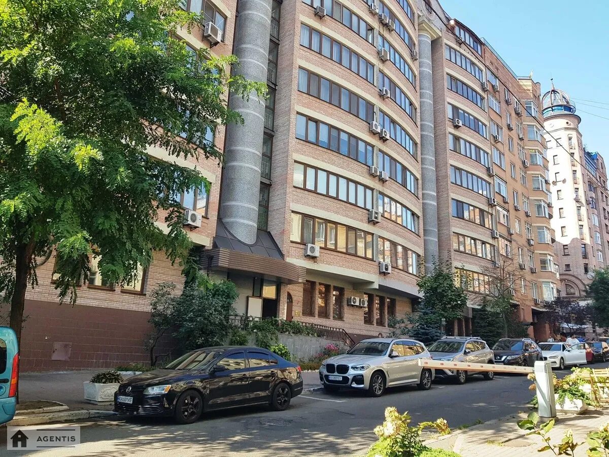 Apartment for rent. 3 rooms, 150 m², 3rd floor/10 floors. 45, Oleksandra Konyskoho vul. Turhenyevska, Kyiv. 