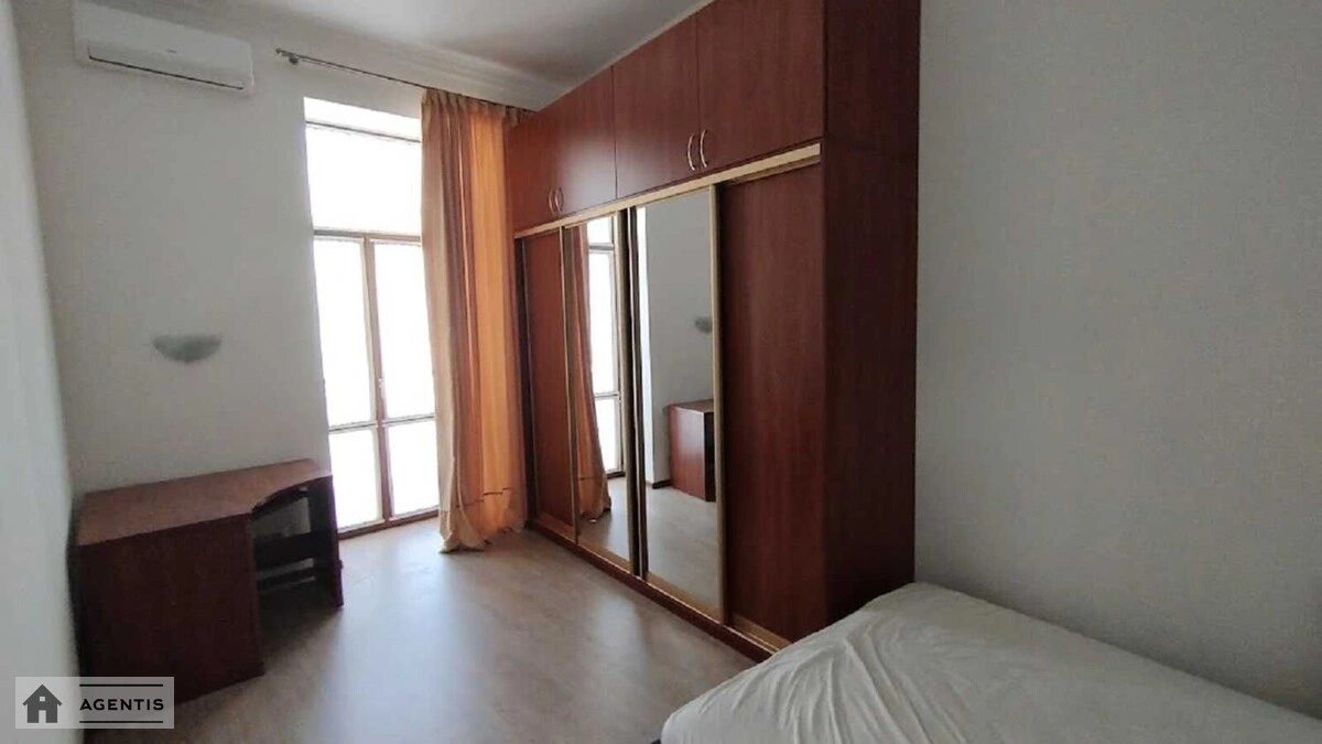 Apartment for rent. 4 rooms, 127 m², 3rd floor/4 floors. 13, Tarasa Shevchenka prov., Kyiv. 