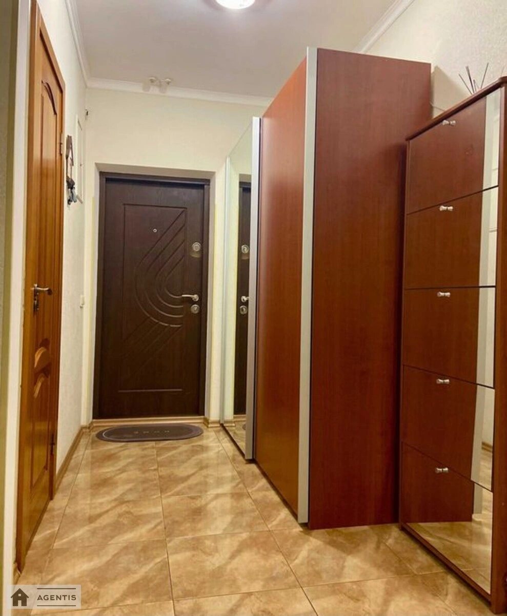 Сдам квартиру. 3 rooms, 130 m², 10th floor/14 floors. 4, Старонаводницкая 4, Киев. 