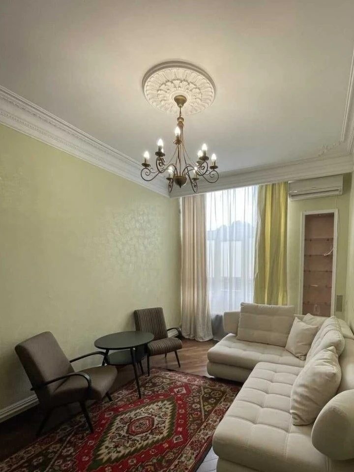Сдам квартиру. 3 rooms, 90 m², 4th floor/8 floors. 15, Институтская 15, Киев. 