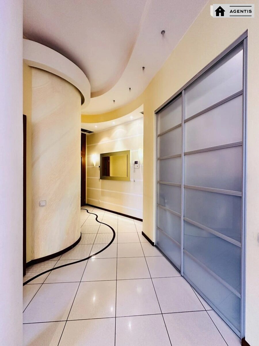 Apartment for rent. 4 rooms, 190 m², 2nd floor/5 floors. 11, Yevhena Chykalenka vul. Pushkinska, Kyiv. 