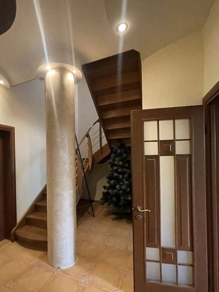 Apartment for rent. 4 rooms, 249 m², 3rd floor/4 floors. 84, Verhovynna 84, Kyiv. 