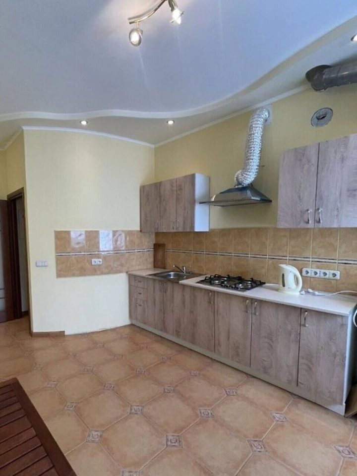 Apartment for rent. 4 rooms, 249 m², 3rd floor/4 floors. 84, Verhovynna 84, Kyiv. 