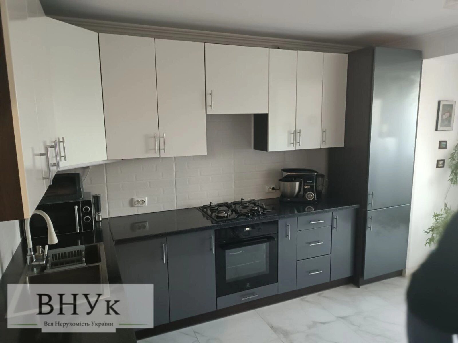 Продаж квартири 2 кімнати, 80 m², 10 пов./11 поверхів. Корольова С. вул., Тернопіль. 