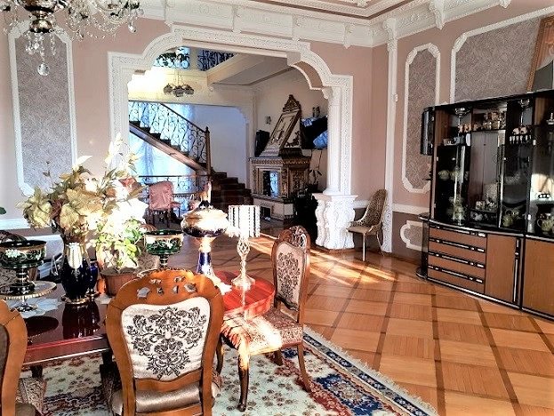 House for sale. 10 rooms, 540 m², 3 floors. Shukhevycha, Brovary. 