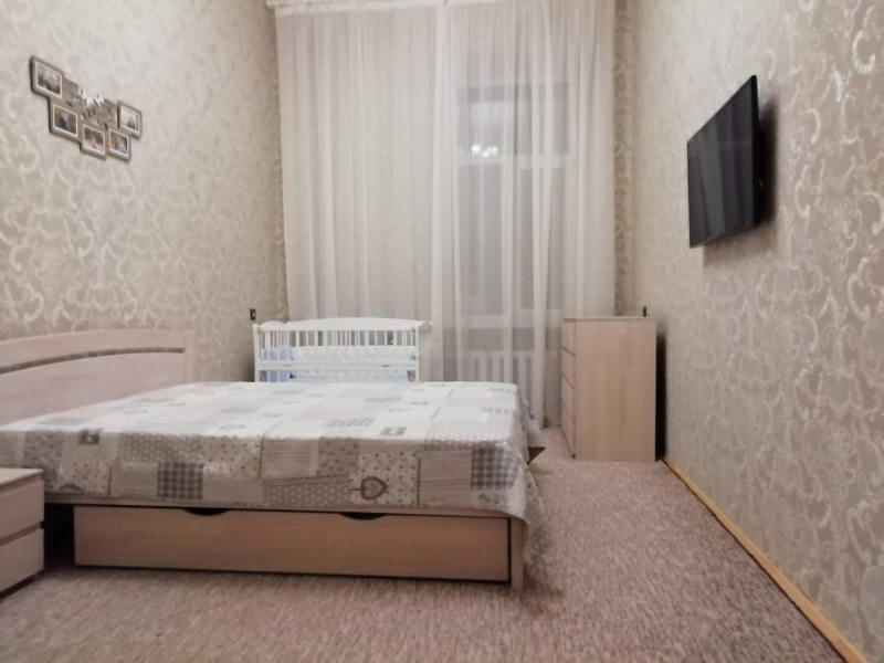 Apartments for sale. 2 rooms, 77 m², 2nd floor/5 floors. 8, Velika Zhytomirska 8, Kyiv. 