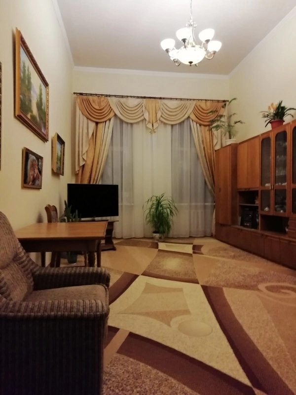 Apartments for sale. 2 rooms, 77 m², 2nd floor/5 floors. 8, Velika Zhytomirska 8, Kyiv. 