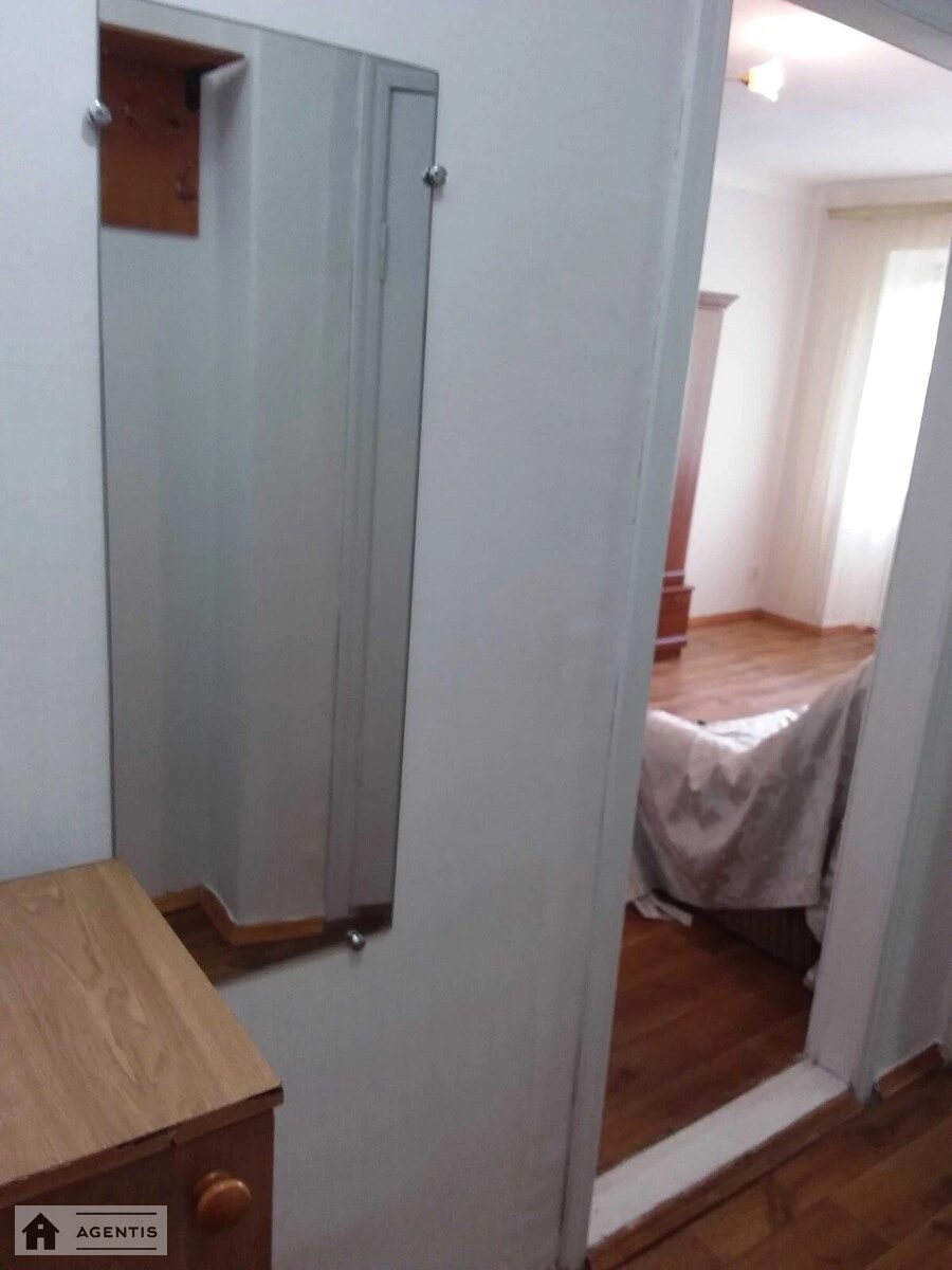 Apartment for rent. 1 room, 31 m², 4th floor/5 floors. 61, Velyka Kytayivska vul., Kyiv. 