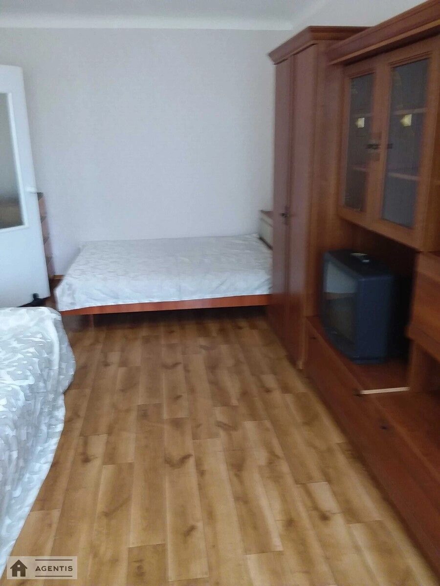 Apartment for rent. 1 room, 31 m², 4th floor/5 floors. 61, Velyka Kytayivska vul., Kyiv. 