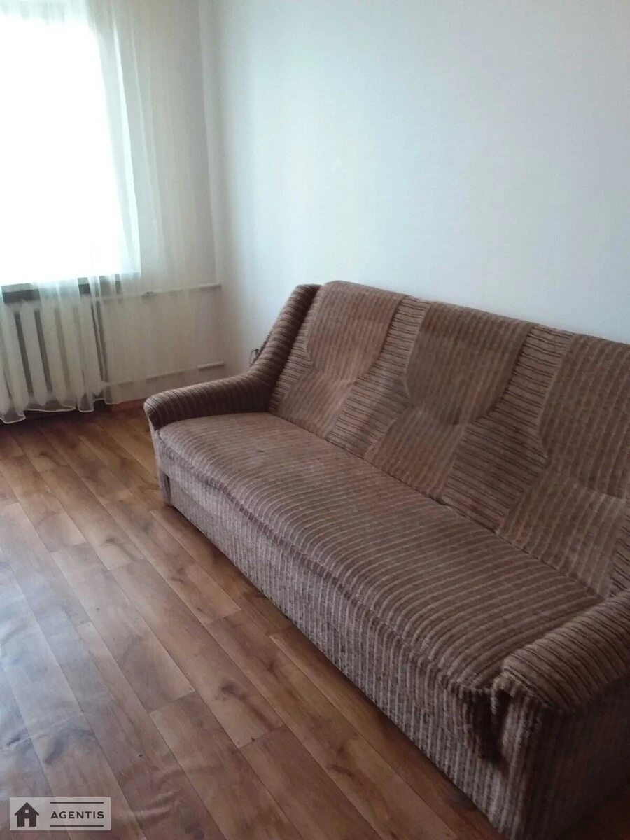 Apartment for rent. 1 room, 31 m², 4th floor/5 floors. 61, Velyka Kytayivska vul., Kyiv. 